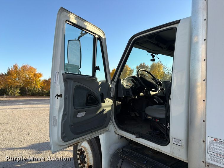image for item EA0597 2006 International 4400 box truck