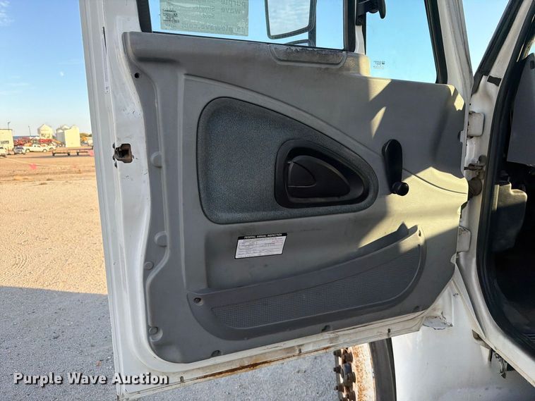 image for item EA0597 2006 International 4400 box truck