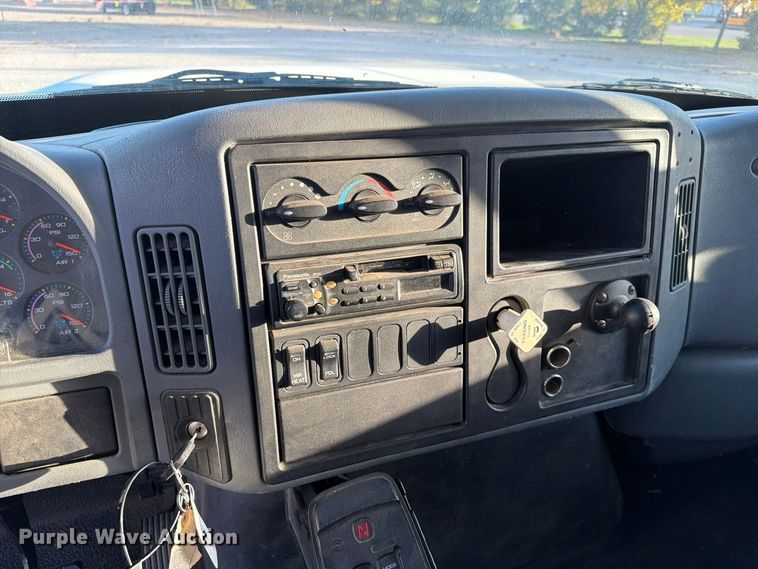 image for item EA0597 2006 International 4400 box truck