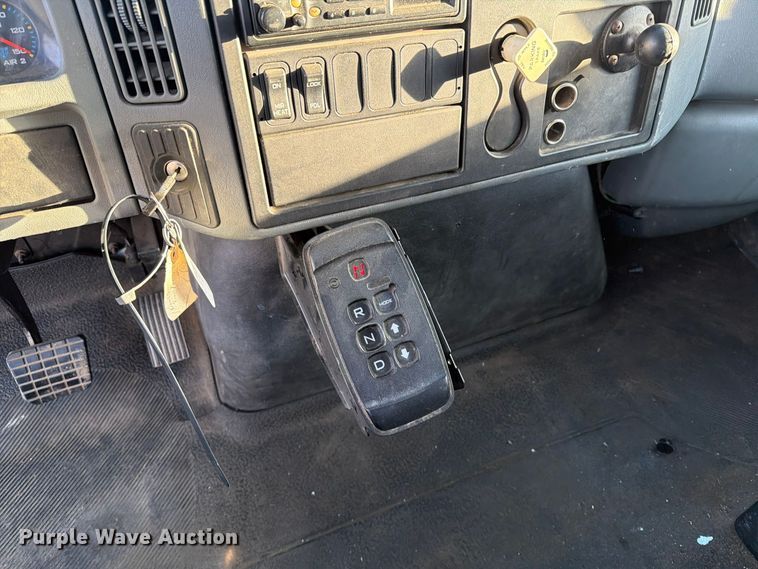 image for item EA0597 2006 International 4400 box truck