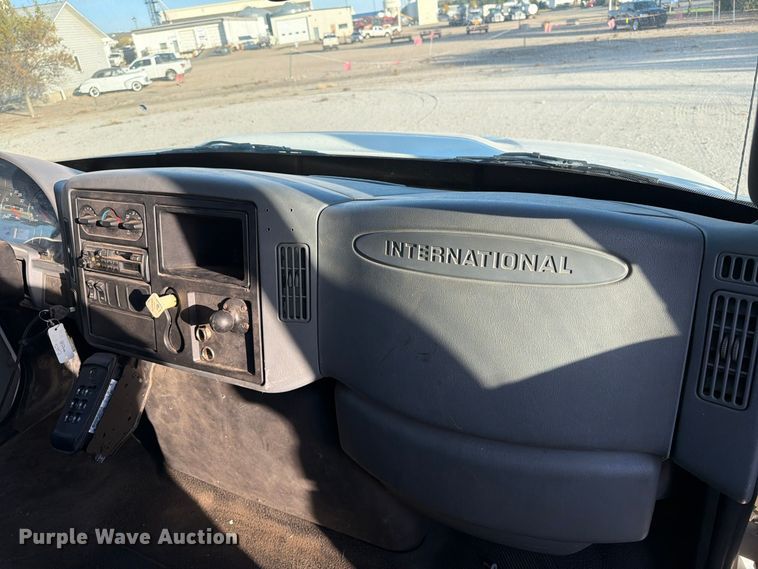 image for item EA0597 2006 International 4400 box truck