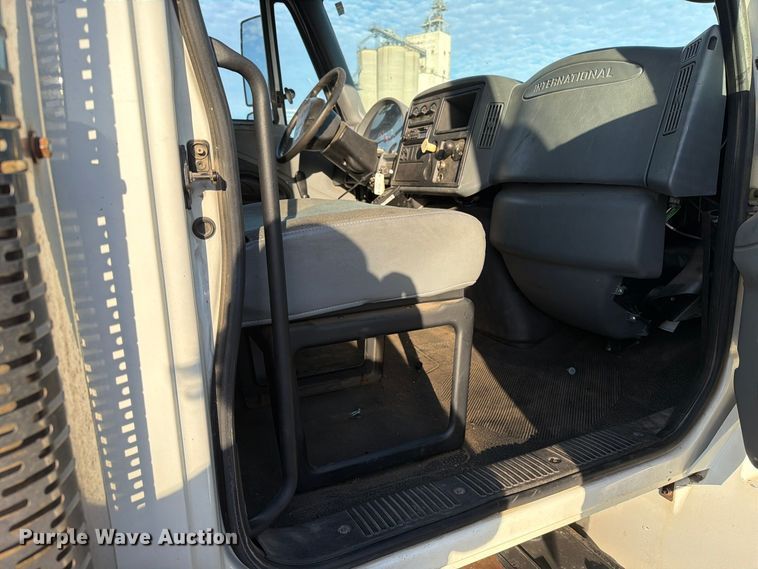 image for item EA0597 2006 International 4400 box truck