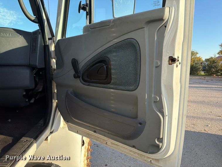 image for item EA0597 2006 International 4400 box truck