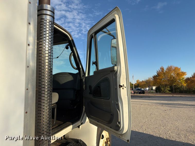 image for item EA0597 2006 International 4400 box truck