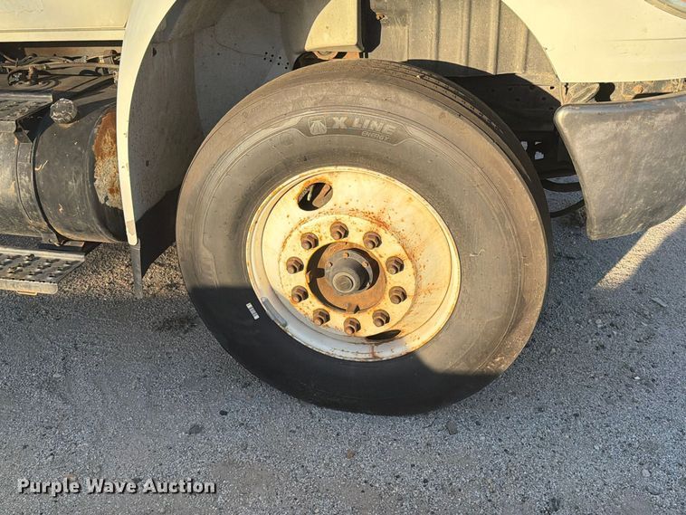 image for item EA0597 2006 International 4400 box truck