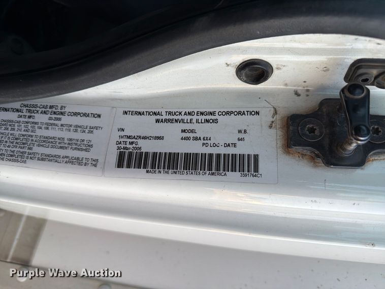 image for item EA0597 2006 International 4400 box truck