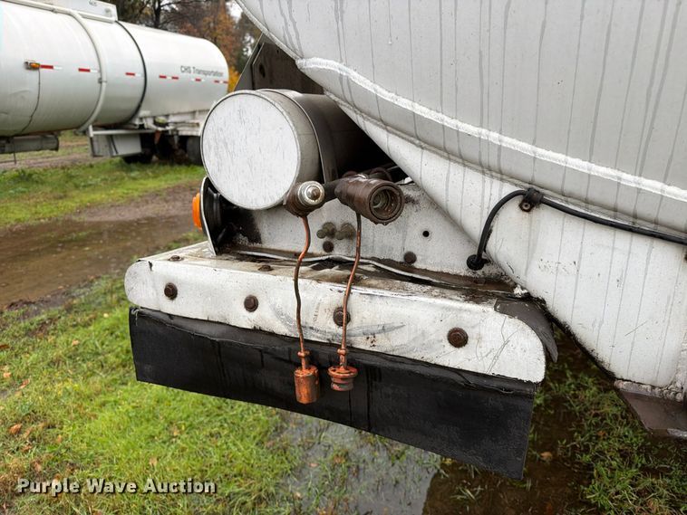 image for item EA0599 2005 Beall BAST-95-4-DC tank trailer