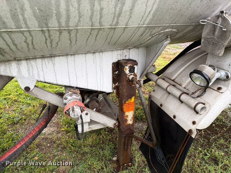 image for item EA0599 2005 Beall BAST-95-4-DC tank trailer