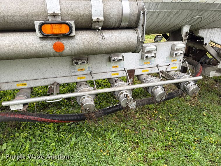 image for item EA0599 2005 Beall BAST-95-4-DC tank trailer