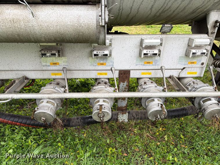 image for item EA0599 2005 Beall BAST-95-4-DC tank trailer