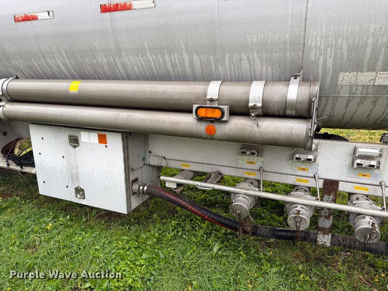 image for item EA0599 2005 Beall BAST-95-4-DC tank trailer