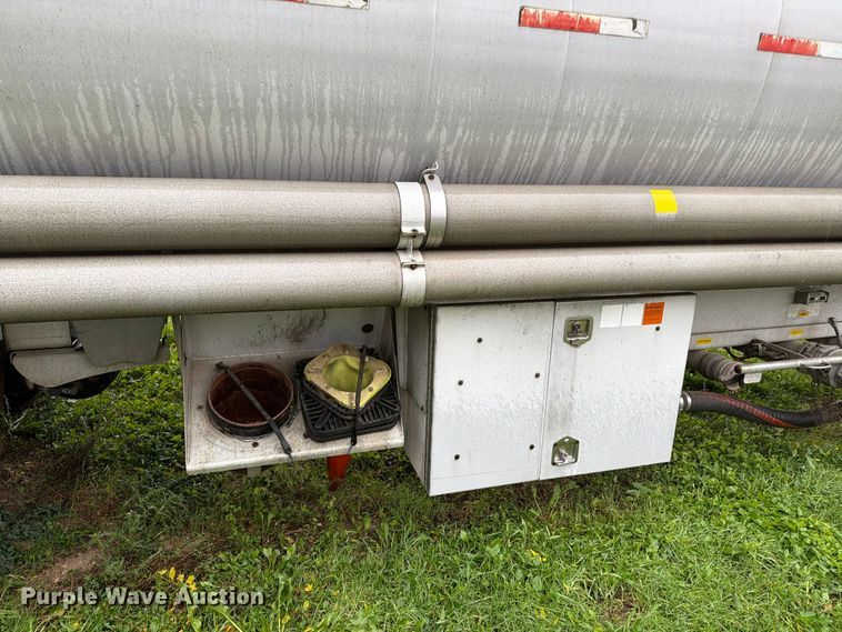 image for item EA0599 2005 Beall BAST-95-4-DC tank trailer