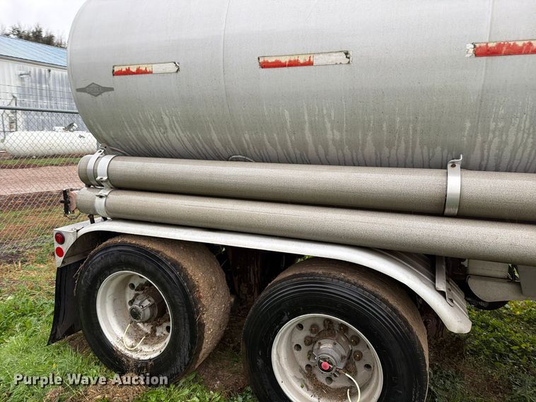 image for item EA0599 2005 Beall BAST-95-4-DC tank trailer