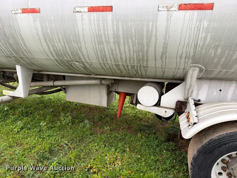 image for item EA0599 2005 Beall BAST-95-4-DC tank trailer