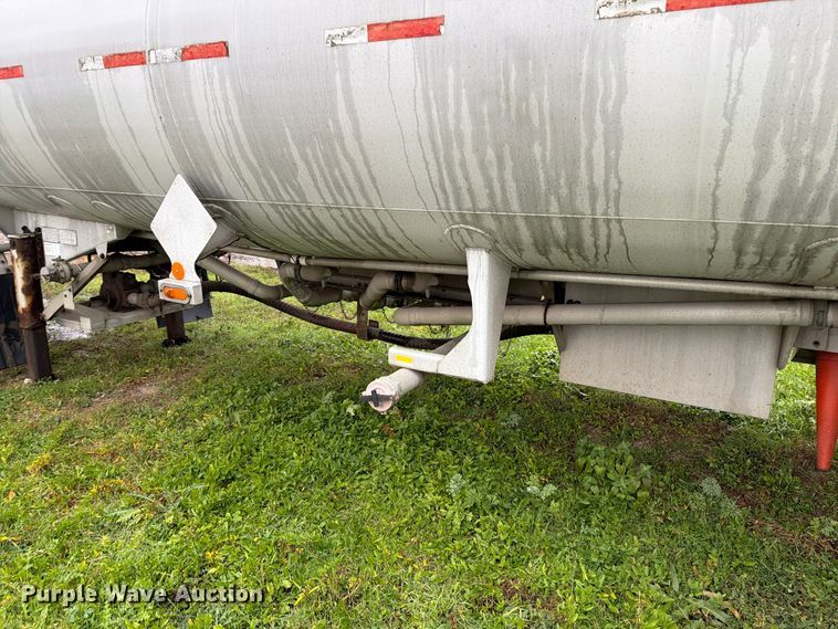 image for item EA0599 2005 Beall BAST-95-4-DC tank trailer