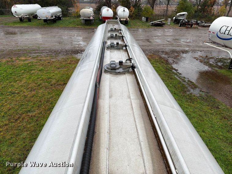 image for item EA0599 2005 Beall BAST-95-4-DC tank trailer