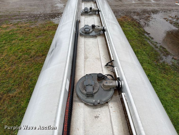 image for item EA0599 2005 Beall BAST-95-4-DC tank trailer
