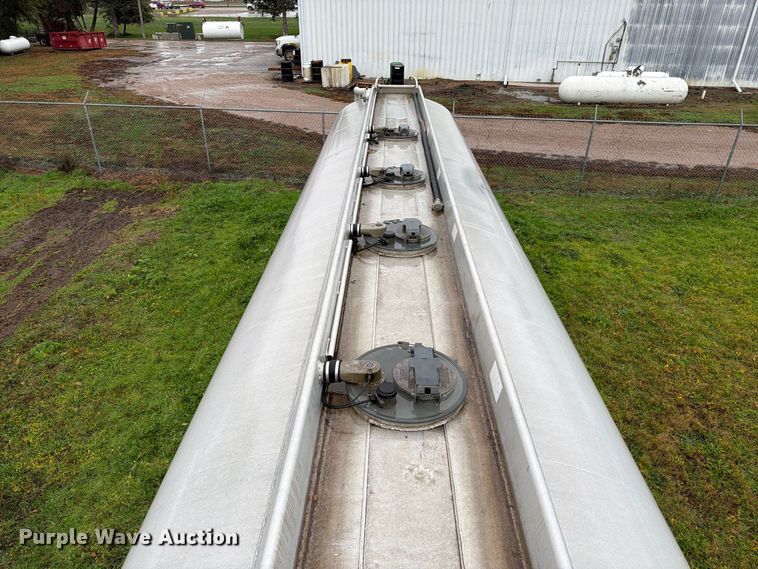 image for item EA0599 2005 Beall BAST-95-4-DC tank trailer