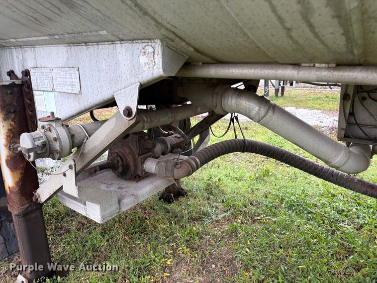 image for item EA0599 2005 Beall BAST-95-4-DC tank trailer