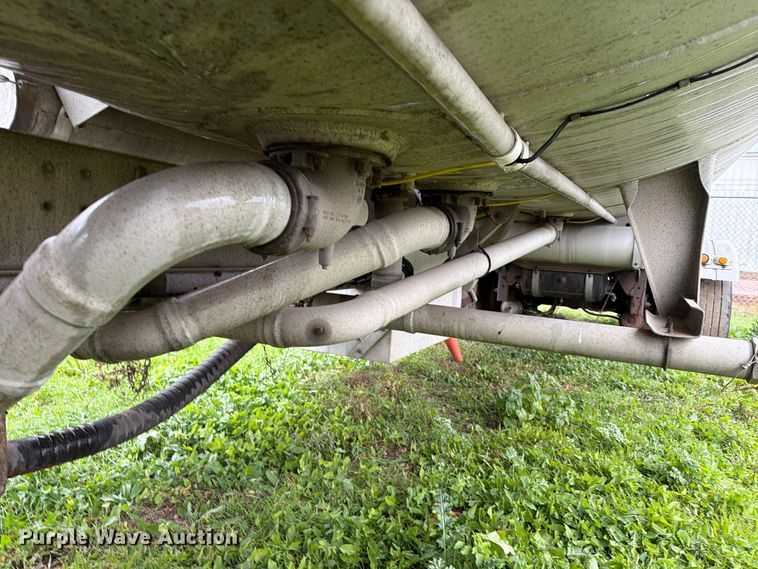 image for item EA0599 2005 Beall BAST-95-4-DC tank trailer