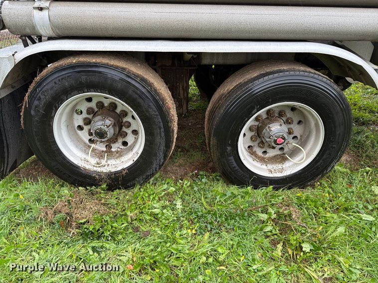 image for item EA0599 2005 Beall BAST-95-4-DC tank trailer