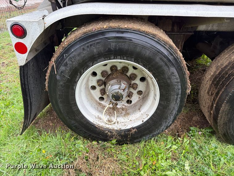 image for item EA0599 2005 Beall BAST-95-4-DC tank trailer