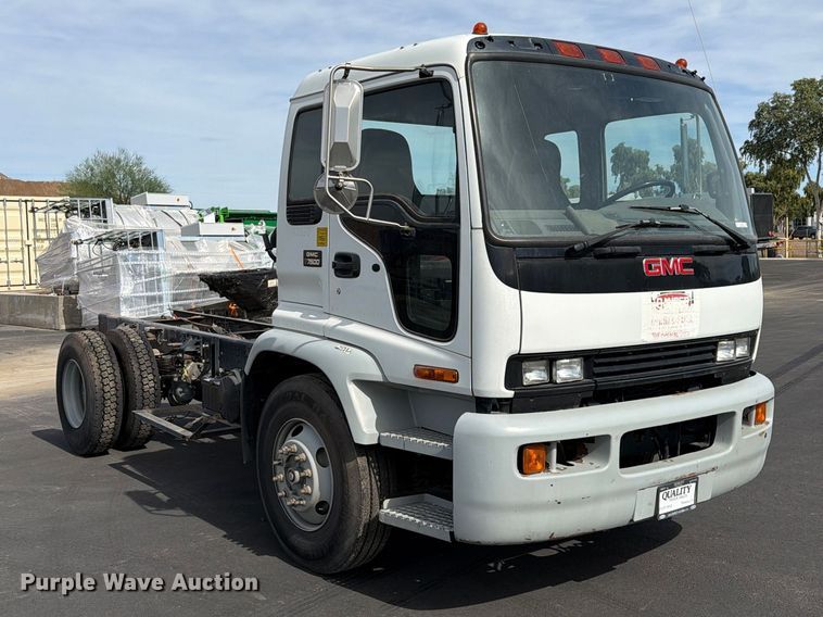 image for item EL2674 2008 GMC T7500 truck cab and chassis