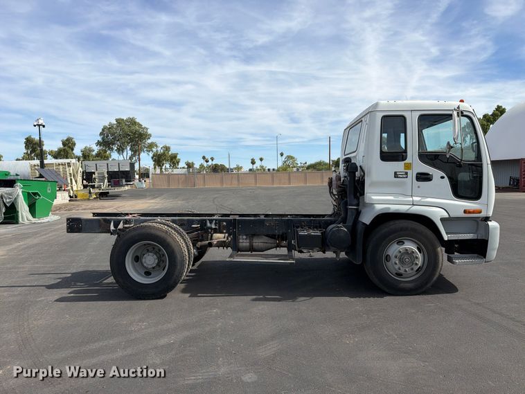 image for item EL2674 2008 GMC T7500 truck cab and chassis