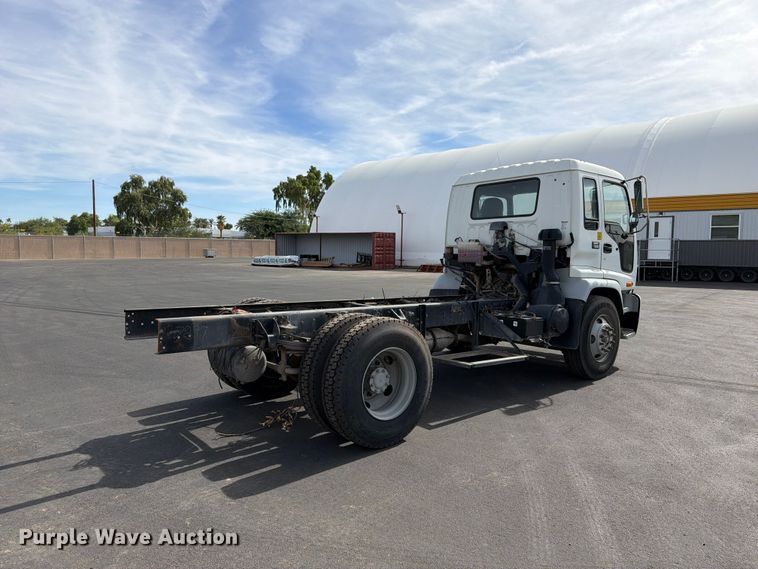 image for item EL2674 2008 GMC T7500 truck cab and chassis