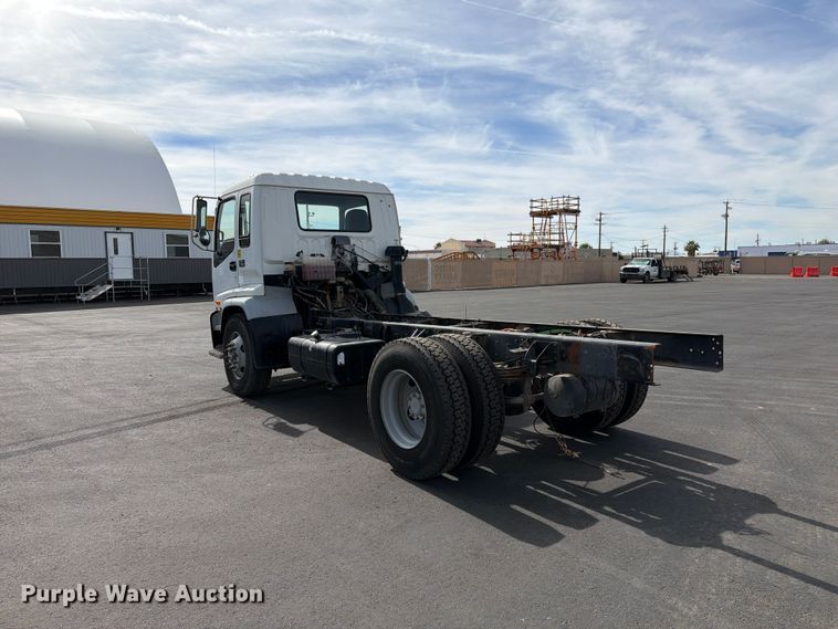 image for item EL2674 2008 GMC T7500 truck cab and chassis