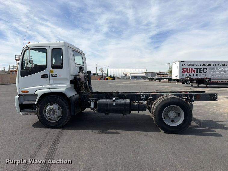 image for item EL2674 2008 GMC T7500 truck cab and chassis