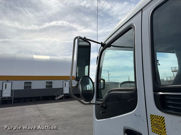 image for item EL2674 2008 GMC T7500 truck cab and chassis
