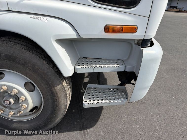 image for item EL2674 2008 GMC T7500 truck cab and chassis