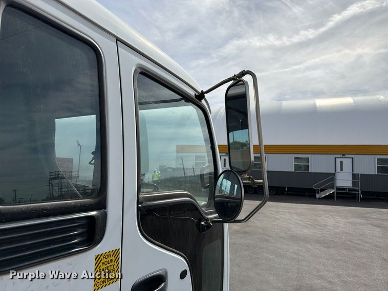 image for item EL2674 2008 GMC T7500 truck cab and chassis