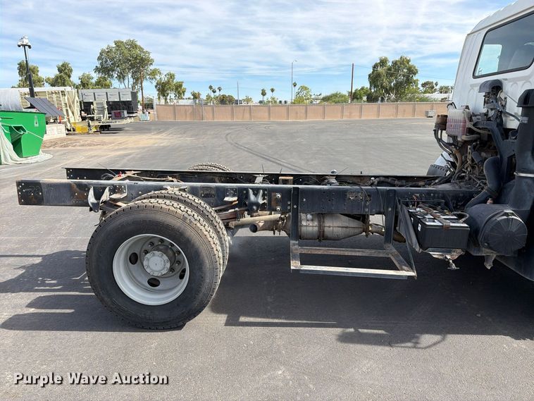 image for item EL2674 2008 GMC T7500 truck cab and chassis