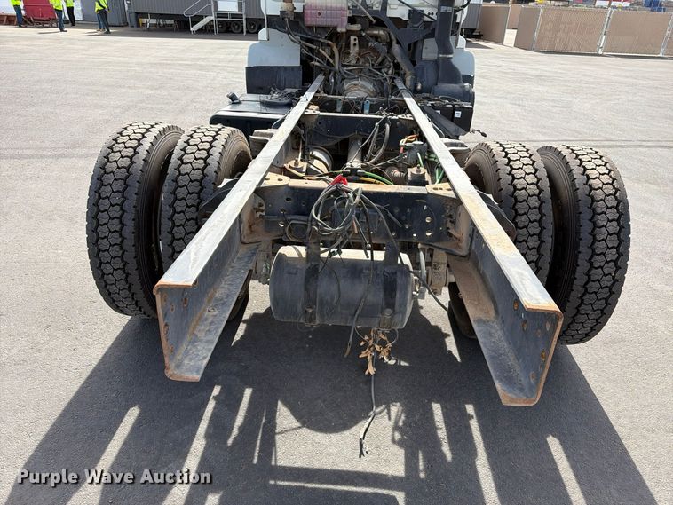 image for item EL2674 2008 GMC T7500 truck cab and chassis