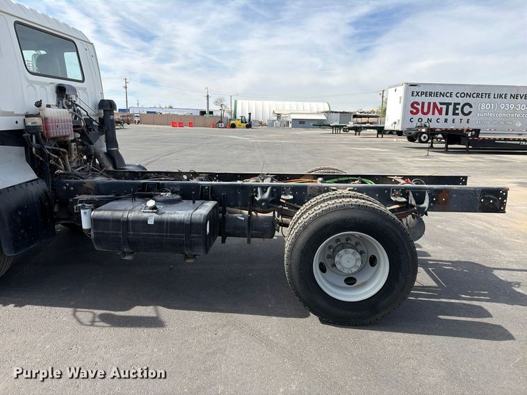 image for item EL2674 2008 GMC T7500 truck cab and chassis
