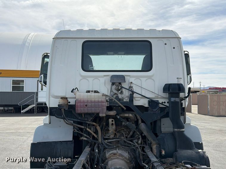 image for item EL2674 2008 GMC T7500 truck cab and chassis