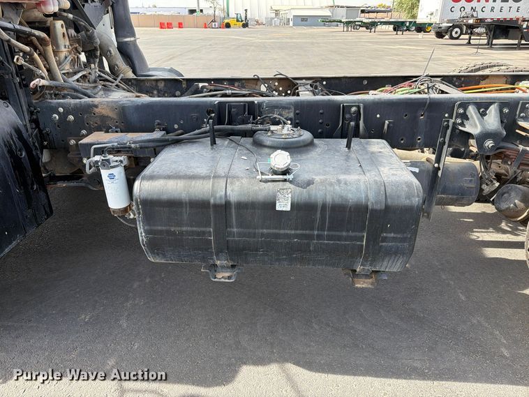 image for item EL2674 2008 GMC T7500 truck cab and chassis