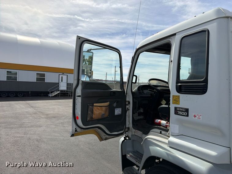 image for item EL2674 2008 GMC T7500 truck cab and chassis