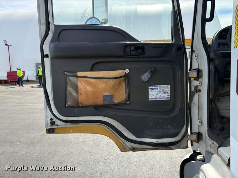 image for item EL2674 2008 GMC T7500 truck cab and chassis