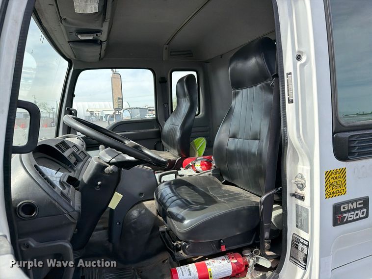image for item EL2674 2008 GMC T7500 truck cab and chassis
