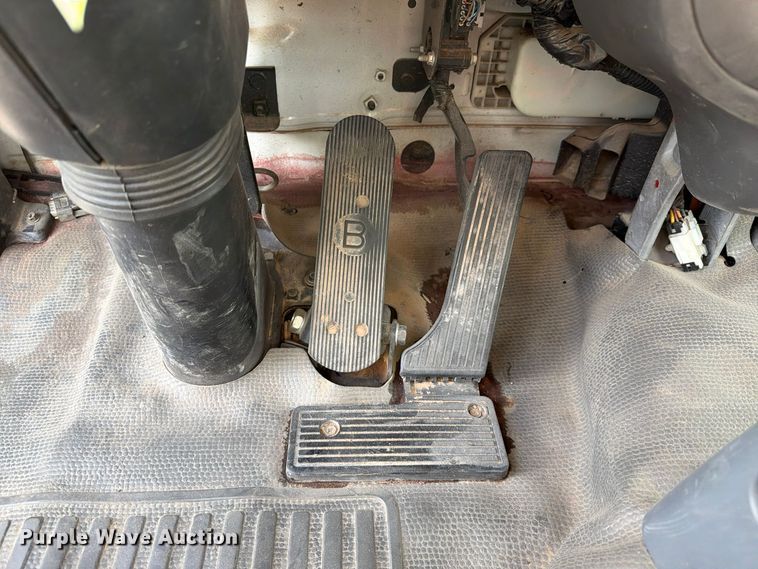 image for item EL2674 2008 GMC T7500 truck cab and chassis