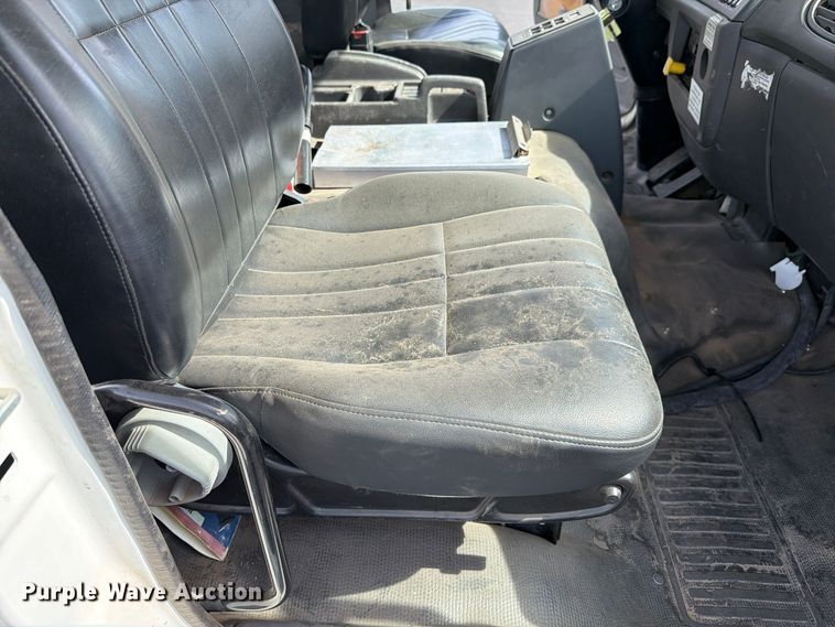 image for item EL2674 2008 GMC T7500 truck cab and chassis