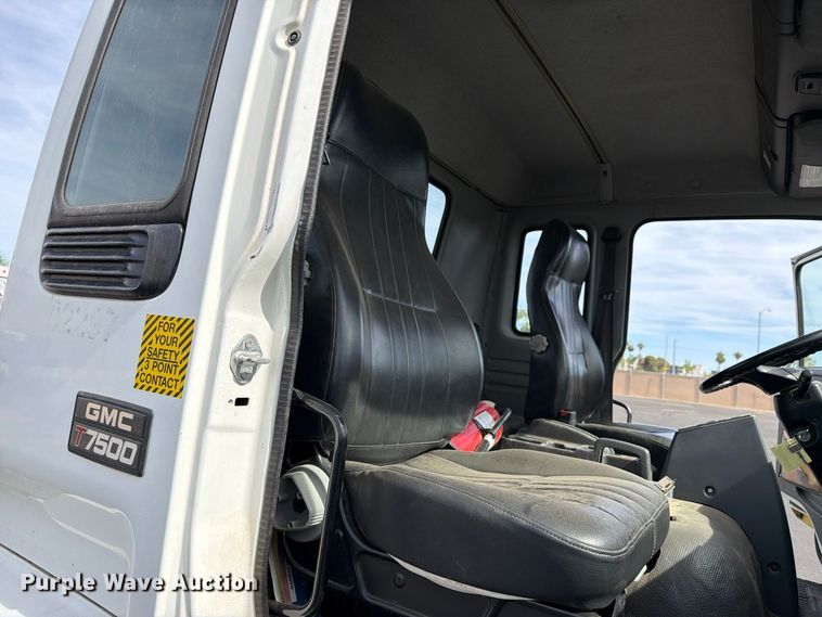 image for item EL2674 2008 GMC T7500 truck cab and chassis