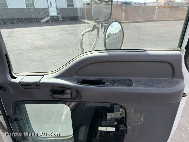 image for item EL2674 2008 GMC T7500 truck cab and chassis