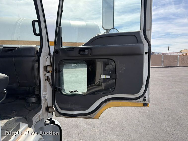 image for item EL2674 2008 GMC T7500 truck cab and chassis