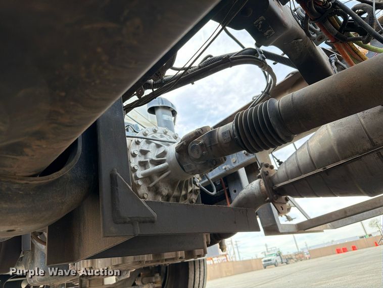 image for item EL2674 2008 GMC T7500 truck cab and chassis