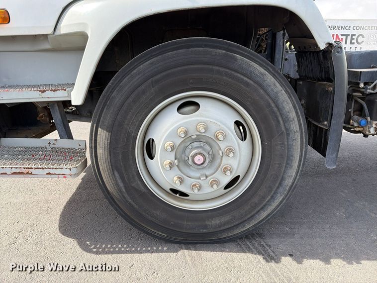 image for item EL2674 2008 GMC T7500 truck cab and chassis