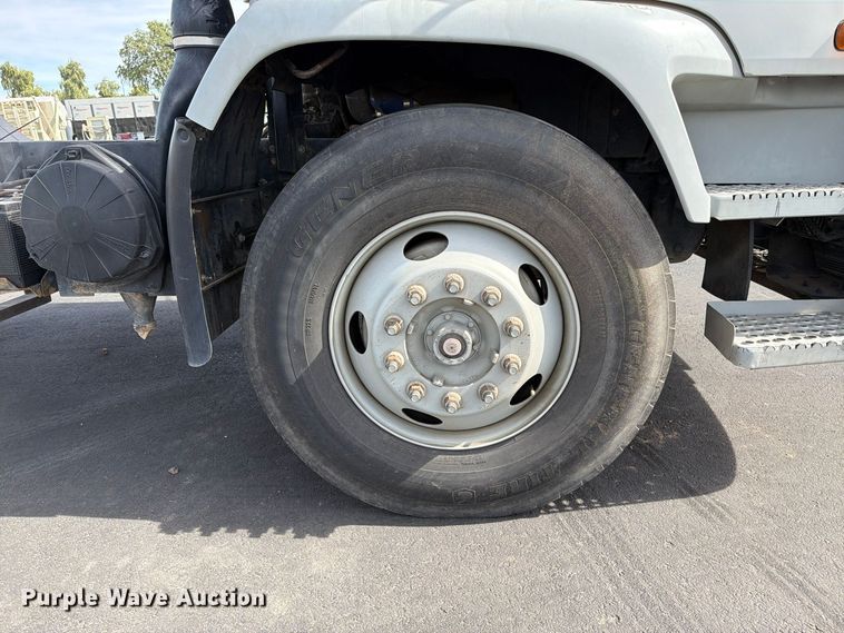 image for item EL2674 2008 GMC T7500 truck cab and chassis